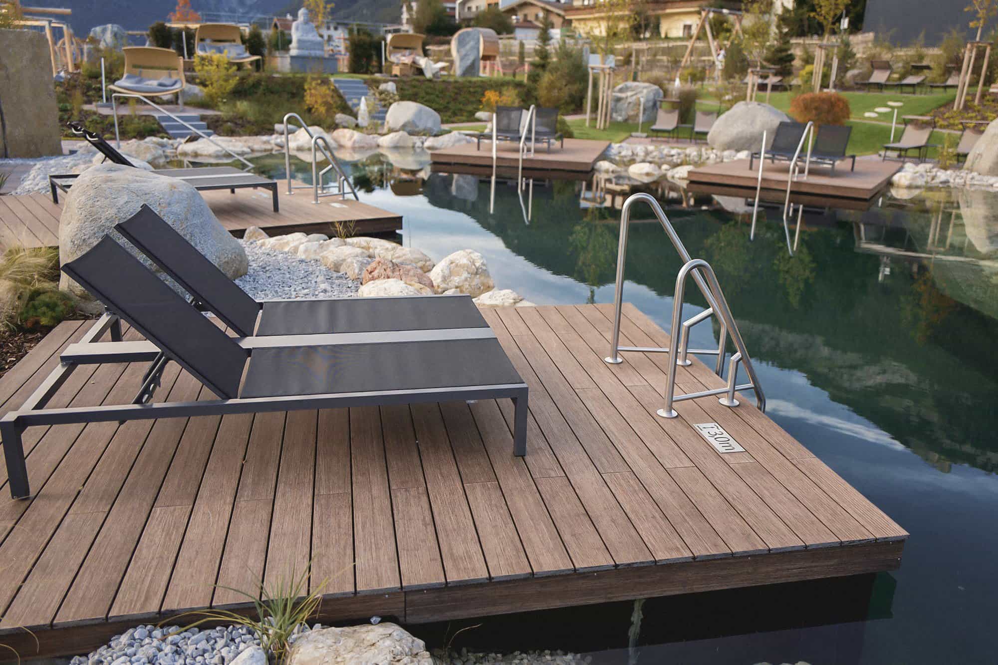 Bild einer Terrasse mit Pool